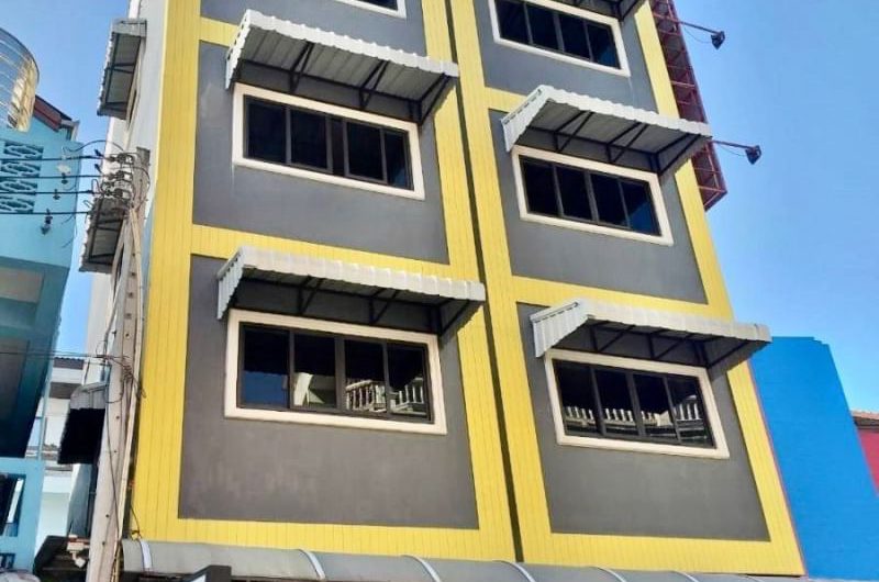 4-story commercial building for sale in the heart of Pattaya city, next to the road, Soi Buakhao, Pattaya, Chonburi.