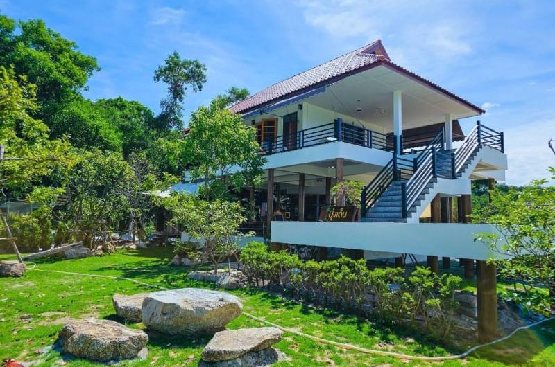 Beautiful house for sale with land, Bang Phra, Sriracha, behind Pressen Valley Golf Course, Chonburi.