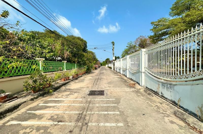 Land and mansion for sale In the middle of Chonburi Phraya Satcha Road, Ban Suan, near government offices