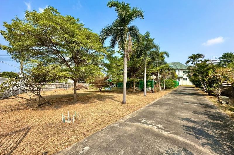 Land and mansion for sale In the middle of Chonburi Phraya Satcha Road, Ban Suan, near government offices