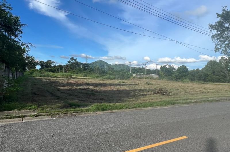 Sriracha land, beautiful plot, great location, Panya Resort project, next to the main road, Bang Phra, Chonburi.