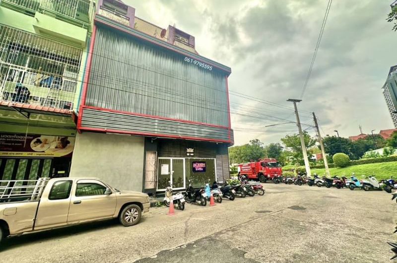 Second-hand commercial building, Sriracha, in the middle of the city, great location, near Koh Loi Health Park, Chonburi.