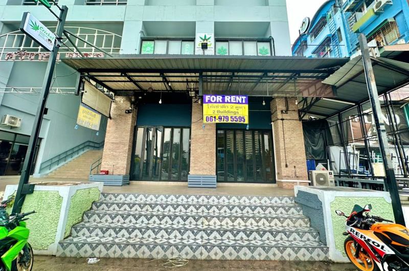 For rent, two commercial buildings, 1st floor, prime location in the heart of Sriracha city. Near the community