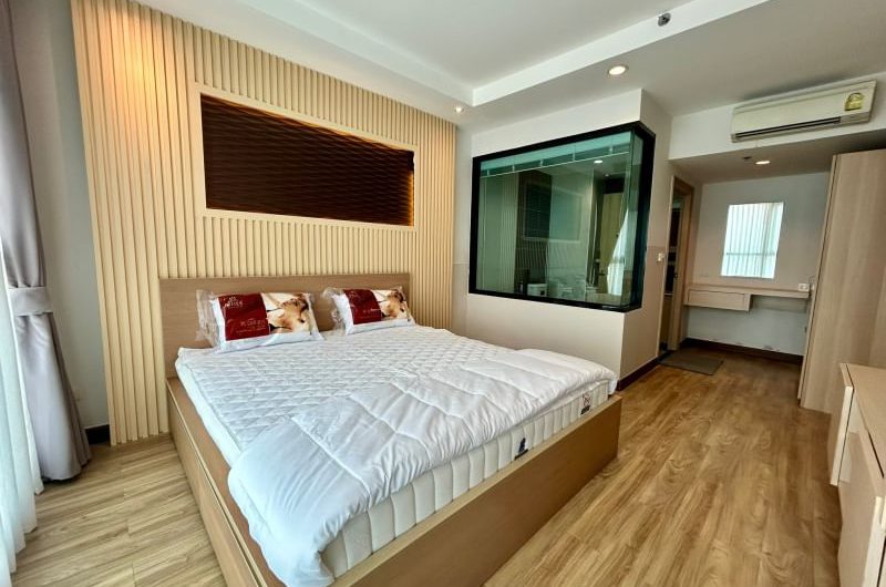 Condo for rent Sriracha Ladda Plus overlooks a convenient community area, Chonburi.