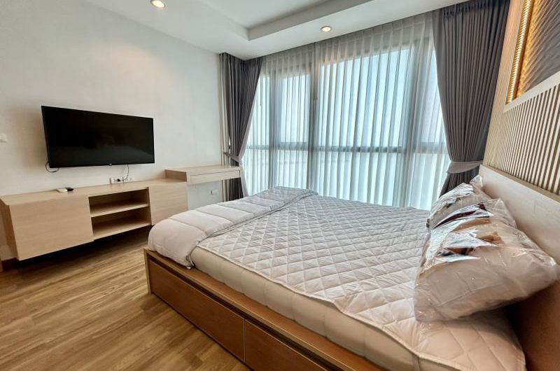 Condo for rent Sriracha Ladda Plus overlooks a convenient community area, Chonburi.