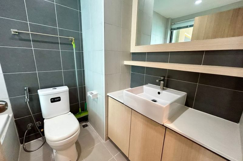 Condo for rent Sriracha Ladda Plus overlooks a convenient community area, Chonburi.