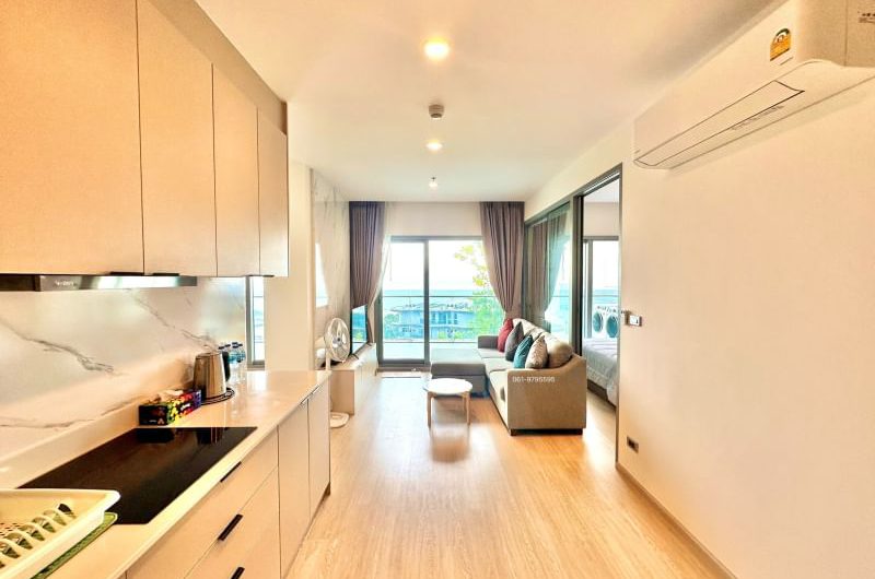 The Symphony, beachfront condo, Bang Phra, beautiful room, fully decorated, with furniture.