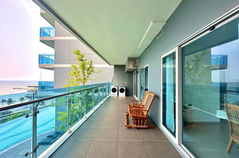 The Symphony, beachfront condo, Bang Phra, beautiful room, fully decorated, with furniture.