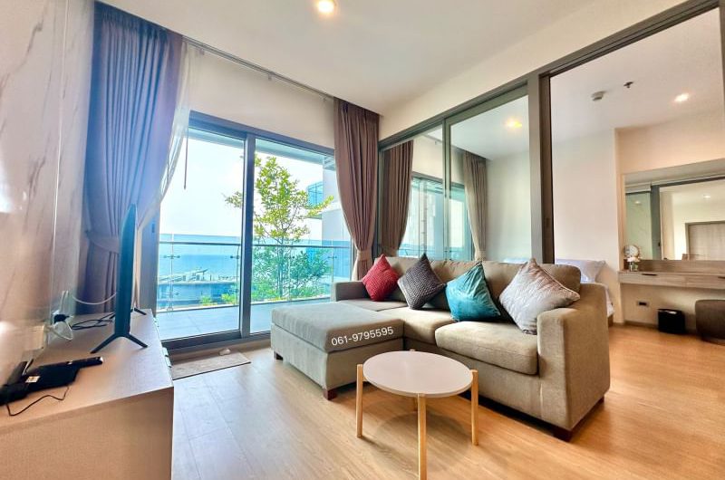 The Symphony, beachfront condo, Bang Phra, beautiful room, fully decorated, with furniture.
