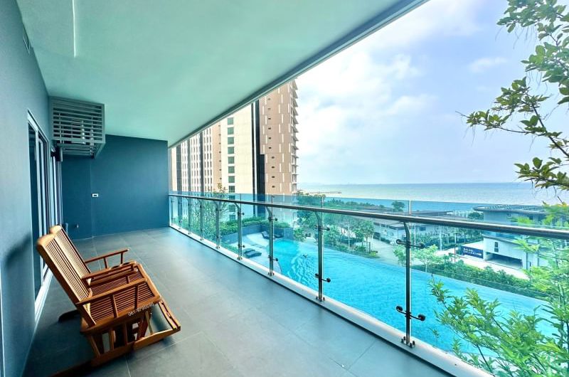 The Symphony, beachfront condo, Bang Phra, beautiful room, fully decorated, with furniture.