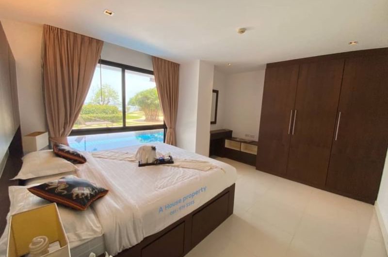 Condo for rent, Sriracha seaside, Golden Coast Phase 1, with beach front, beautiful sea, cheap price