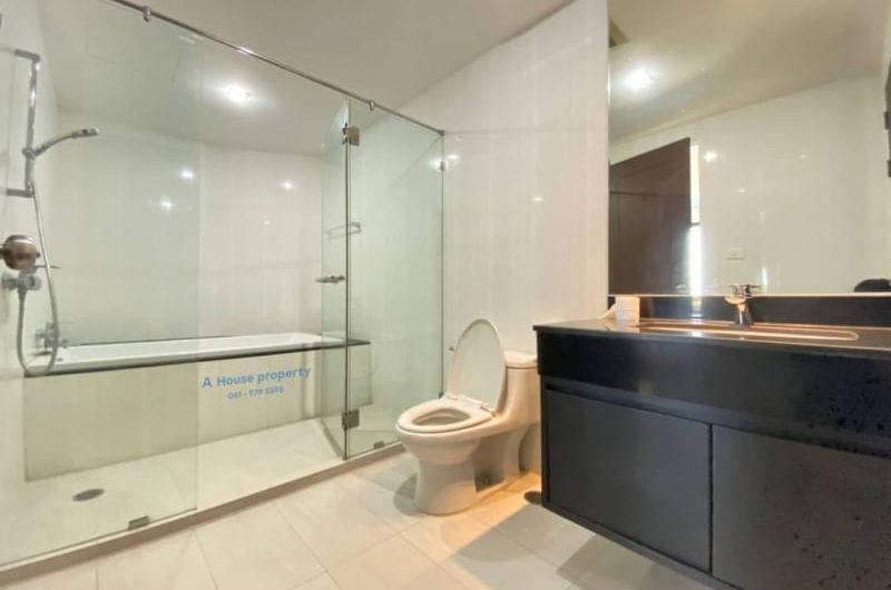Condo for rent, Sriracha seaside, Golden Coast Phase 1, with beach front, beautiful sea, cheap price