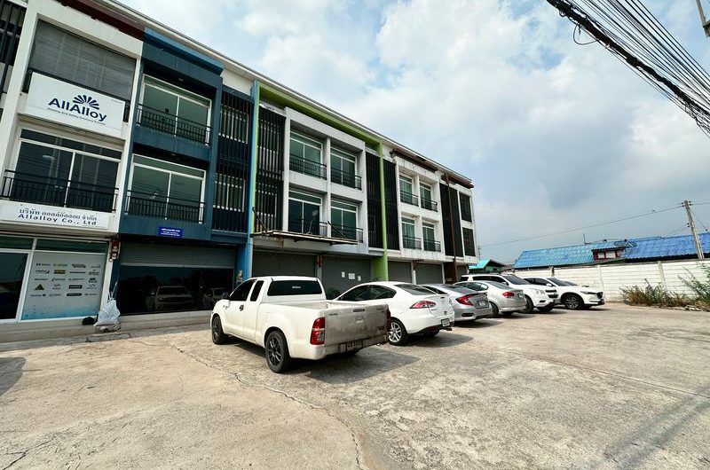 Commercial building for rent, 3 floors, very cheap price, great  location, Nong Kham area, Sri Racha, Chonburi