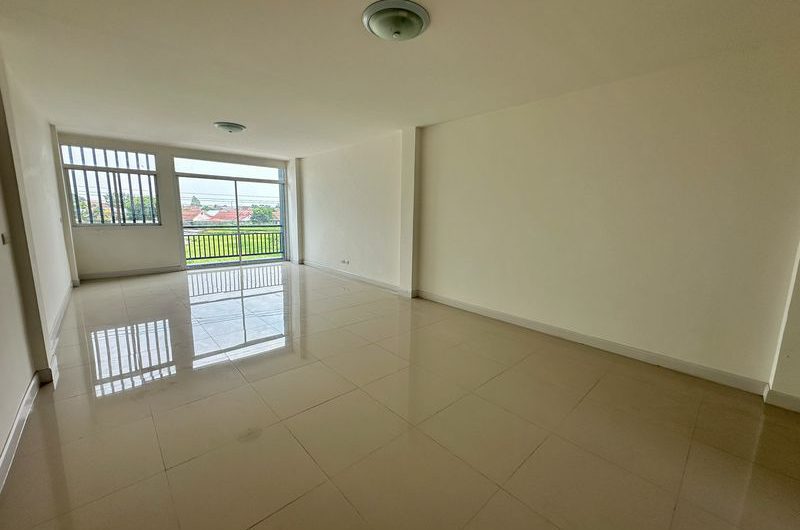 Commercial building for rent, 3 floors, very cheap price, great  location, Nong Kham area, Sri Racha, Chonburi