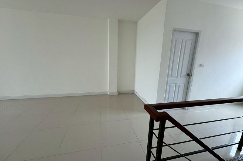 Commercial building for rent, 3 floors, very cheap price, great  location, Nong Kham area, Sri Racha, Chonburi