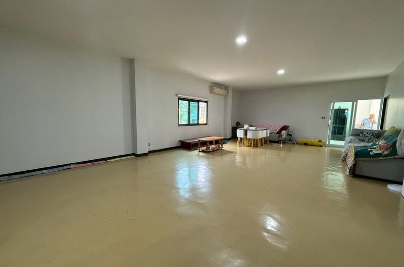 Home office for sale, Sriracha area, Wat Hin community area, decorated inside, ready to use