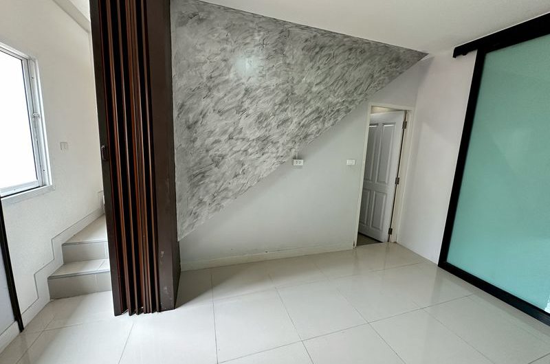 Commercial building for rent, 3 floors, very cheap price, great  location, Nong Kham area, Sri Racha, Chonburi