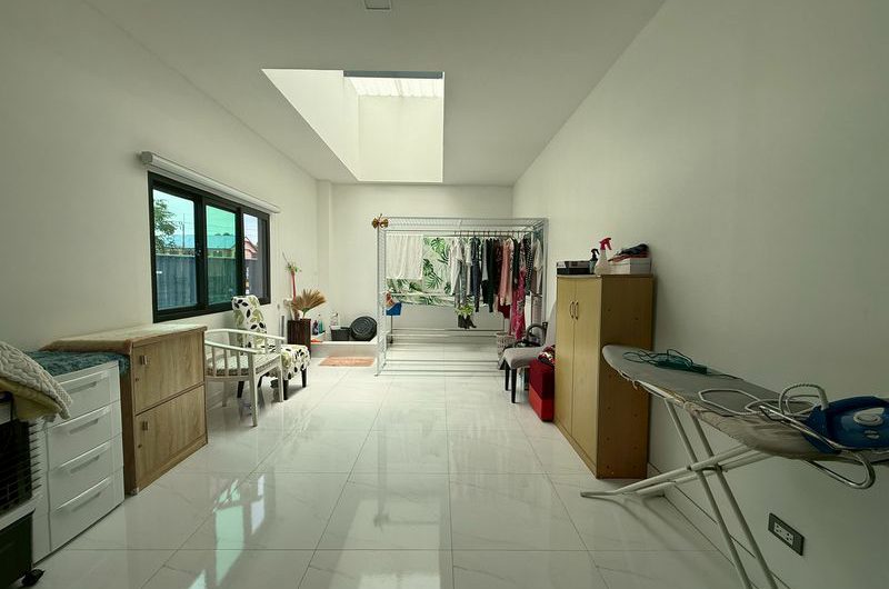 Home office for sale, Sriracha area, Wat Hin community area, decorated inside, ready to use
