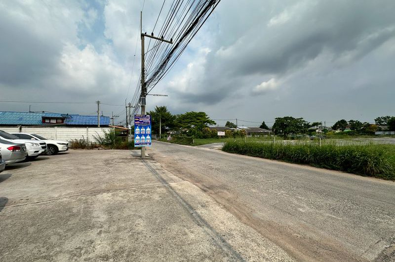 Commercial building for rent, 3 floors, very cheap price, great  location, Nong Kham area, Sri Racha, Chonburi