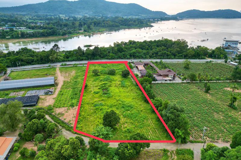 Beautiful plot of land, great  location, near Bang Phra Reservoir, Sriracha, Chonburi