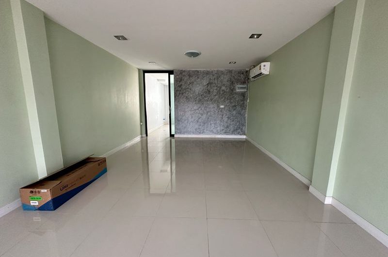 Commercial building for rent, 3 floors, very cheap price, great  location, Nong Kham area, Sri Racha, Chonburi