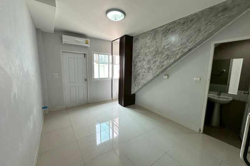 Commercial building for rent, 3 floors, very cheap price, great  location, Nong Kham area, Sri Racha, Chonburi