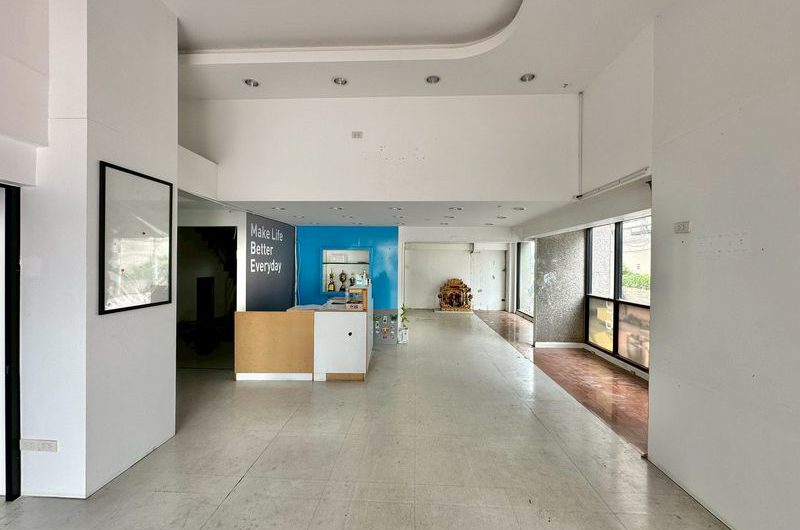For sale: 2 commercial buildings, Sriracha community, on Sriracha Nakhon 3 Road, near Robinson Department Store