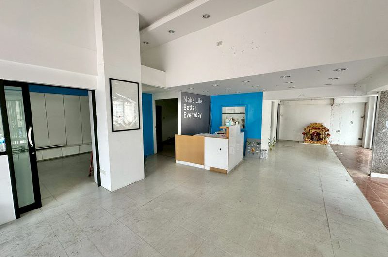 For sale: 2 commercial buildings, Sriracha community, on Sriracha Nakhon 3 Road, near Robinson Department Store