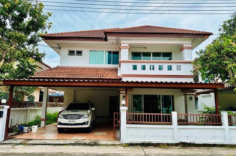 Two-storey detached house for sale in Bangsaen District, large house, Piyawat Village, Ban Puk, Chonburi
