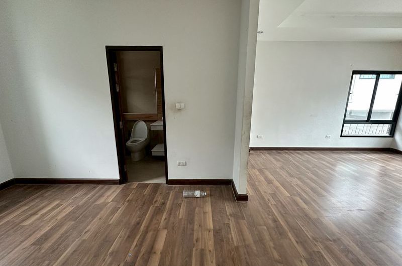 Cheap detached house for sale, large house, Sriracha area, The Complete Sriracha project