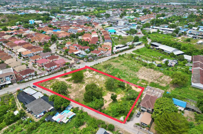 Land for sale in Sriracha District, high potential location, city center, community area