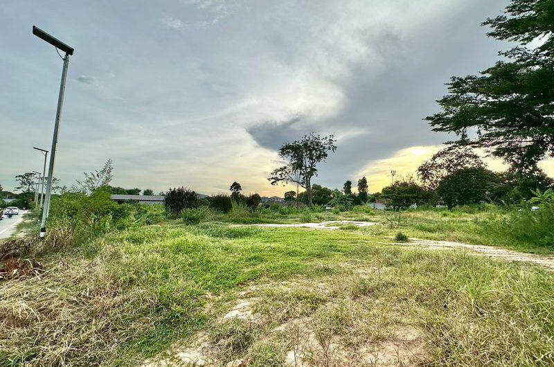 Land for sale in Sriracha District, high potential location, city center, community area