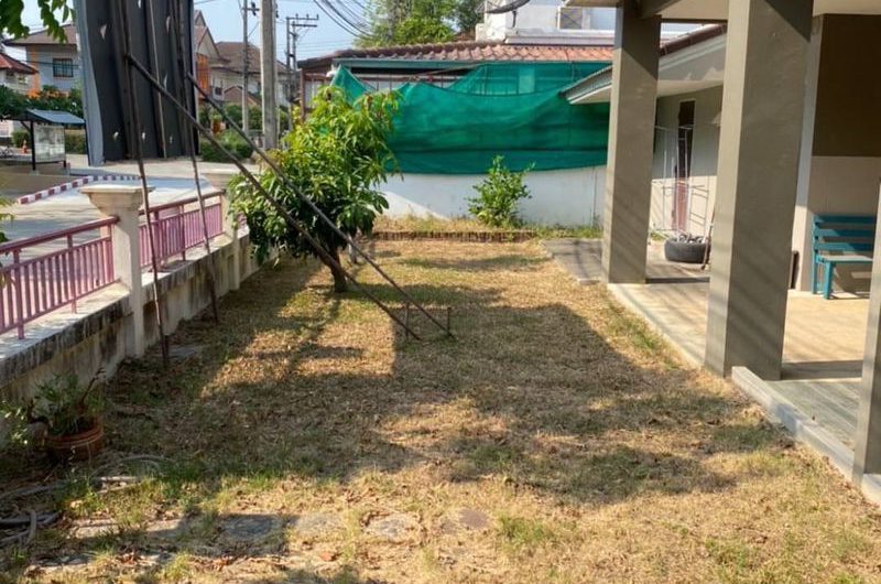 For sale or rent, a large, second-hand detached house with a lot of space, Thara Dara Village, Sriracha, Chonburi