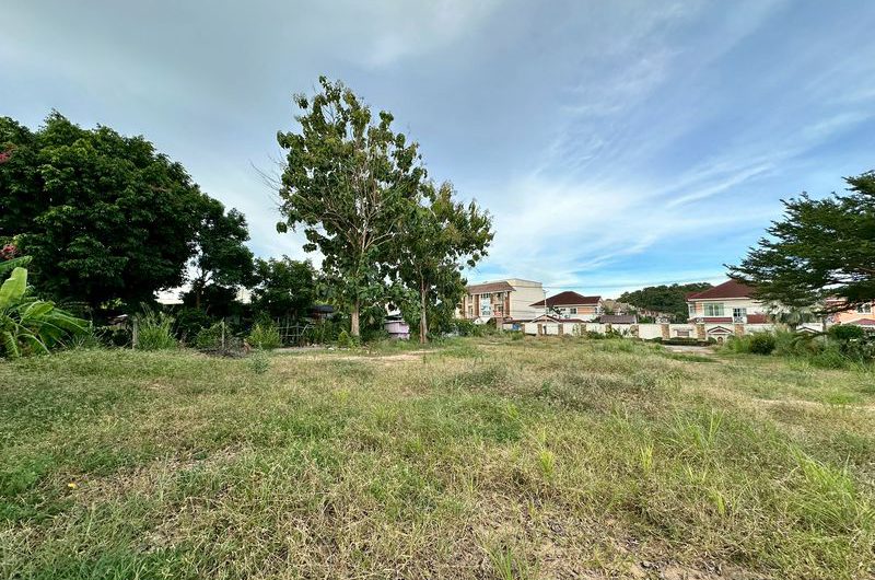Land for sale in Sriracha District, high potential location, city center, community area