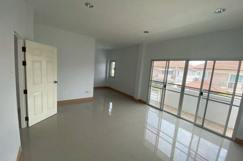 Second-hand detached house for sale, newly renovated, Thara Dara Village project, Sriracha, Chonburi