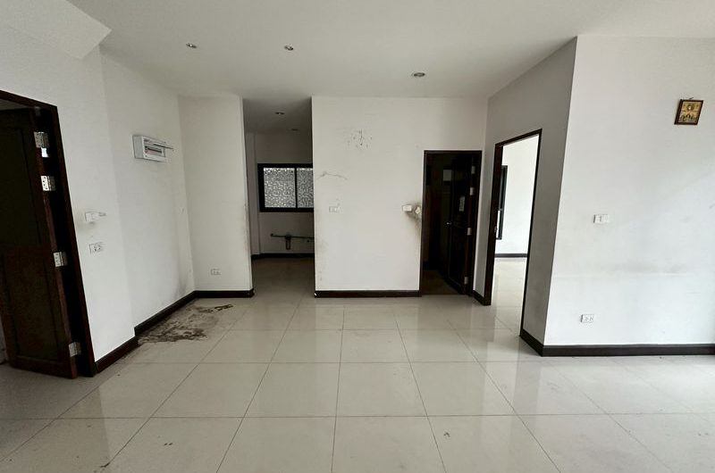 Cheap detached house for sale, large house, Sriracha area, The Complete Sriracha project