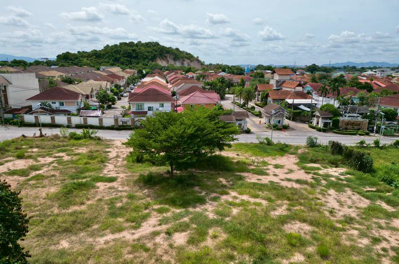 Land for sale in Sriracha District, high potential location, city center, community area