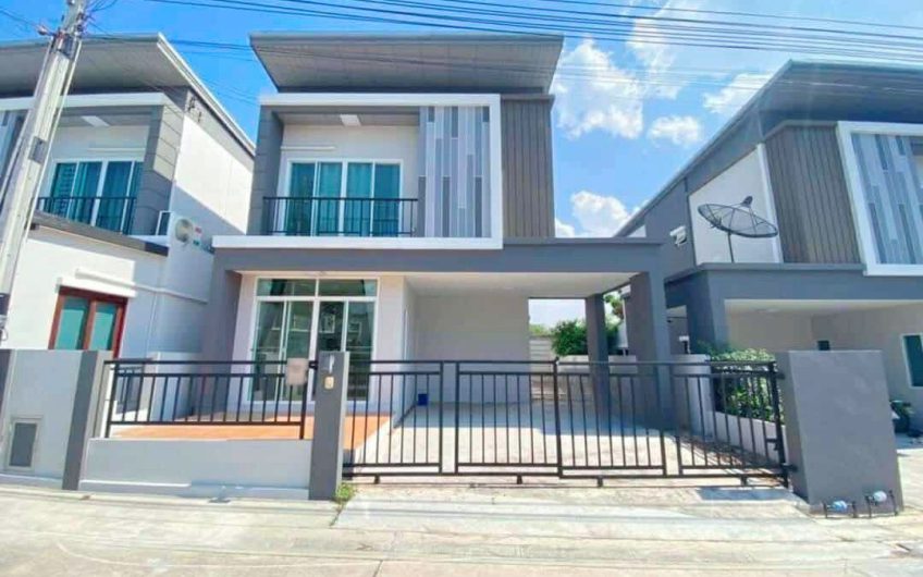 Semi-detached house for sale in Sriracha, fully furnished, great location, Trio Town Assumption Sriracha project