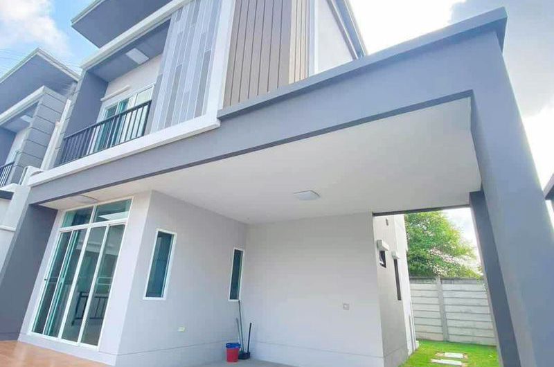 Semi-detached house for sale in Sriracha, fully furnished, great location, Trio Town Assumption Sriracha project