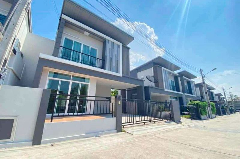 Semi-detached house for sale in Sriracha, fully furnished, great location, Trio Town Assumption Sriracha project