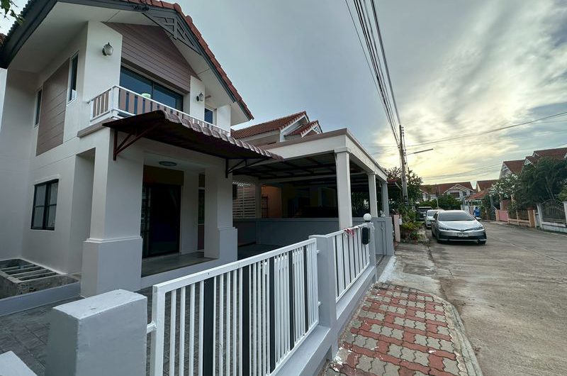 บ้านเดี่ยวมือสองศรีราชา รีโรเวทใหม่ ทำเลดี แหล่งชุมชน มบ.โฮมทาวน์ศรีราชา