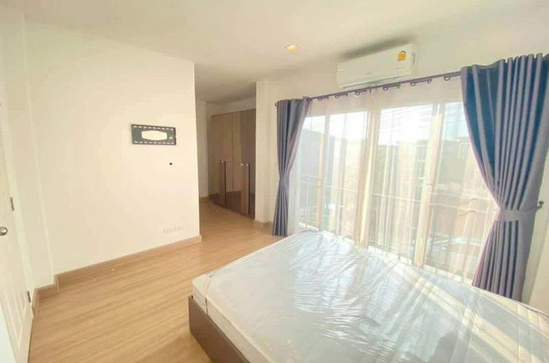 Semi-detached house for sale in Sriracha, fully furnished, great location, Trio Town Assumption Sriracha project