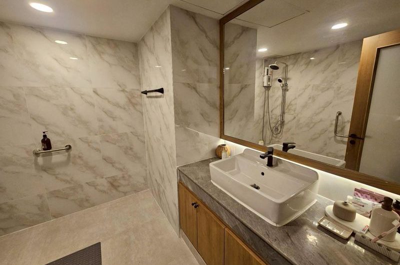 Luxury condo for sale, cheap price, Panya Resort Bang Phra, newly decorated room,  move in ready