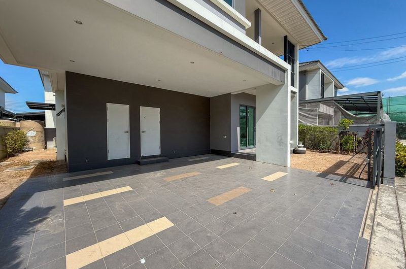 Resale detached house in Sriracha, near community amenities, Supalai Pride Nong Kham project.