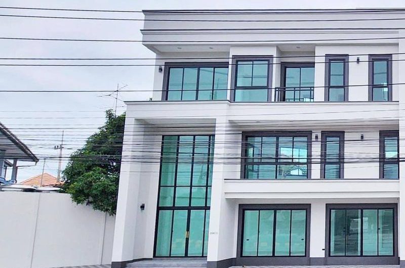 Commercial building for sale in Bang Saen, on Khao Lam Road, near Nong Mon bypass, Chonburi.
