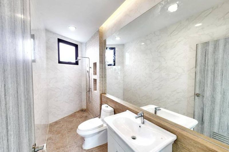 Commercial building for sale in Bang Saen, on Khao Lam Road, near Nong Mon bypass, Chonburi.