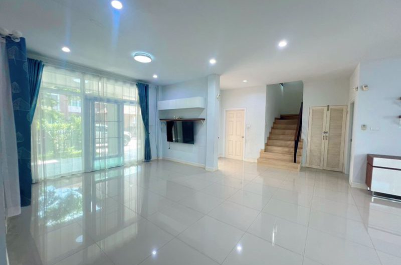 For sale or rent: Large, pre-owned detached house in Country Home Lake and Park housing project, Sriracha, Chonburi.