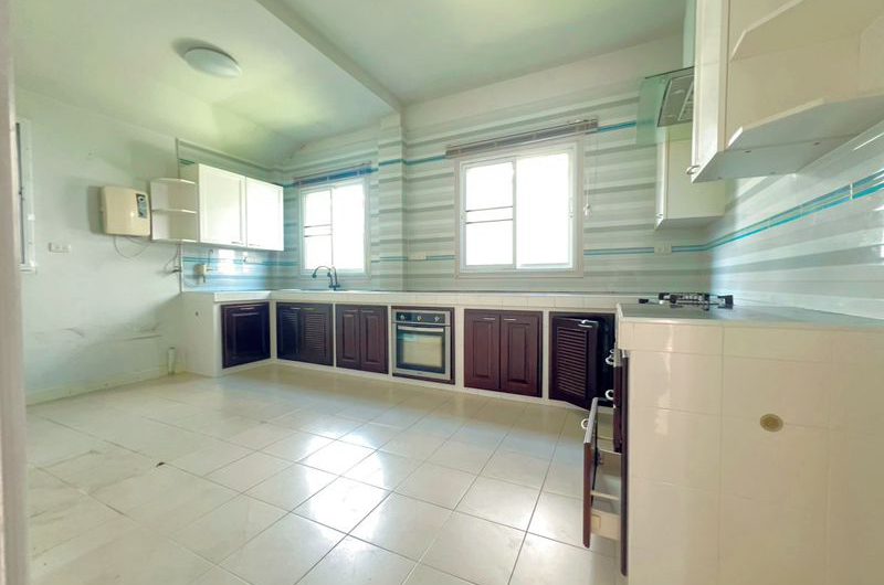 For sale or rent: Large, pre-owned detached house in Country Home Lake and Park housing project, Sriracha, Chonburi.