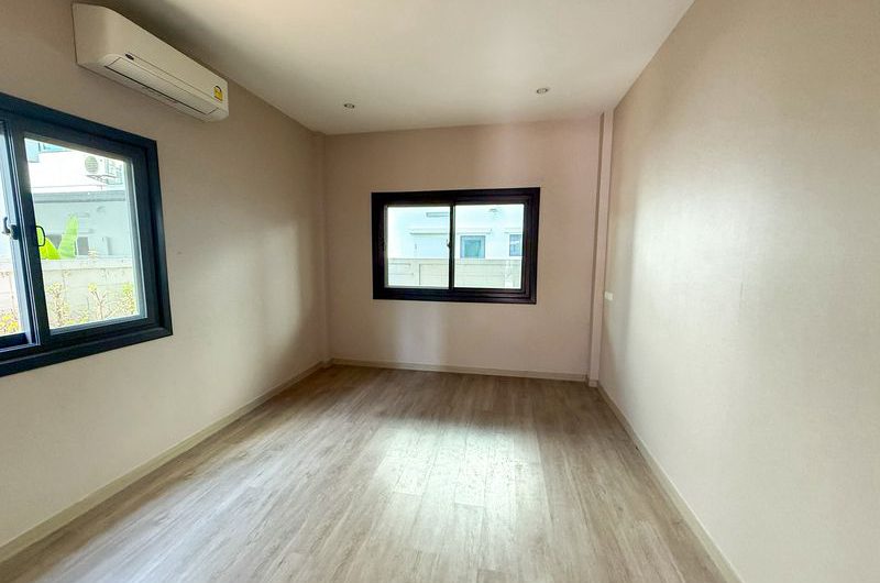 Resale detached house in Sriracha, near community amenities, Supalai Pride Nong Kham project.