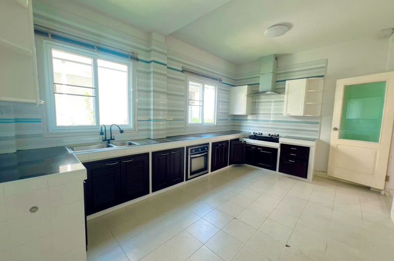 For sale or rent: Large, pre-owned detached house in Country Home Lake and Park housing project, Sriracha, Chonburi.